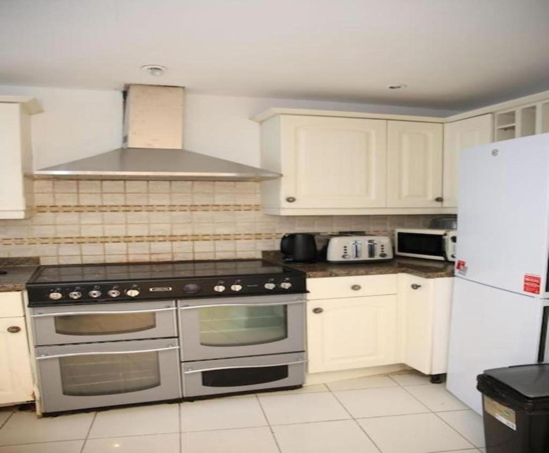 Oyo Timi Holiday Homes Londen Buitenkant foto